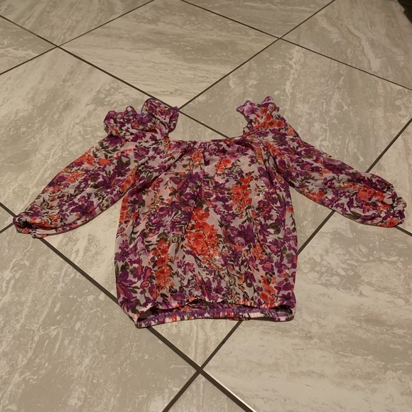 Tops - Cute floral blouse
